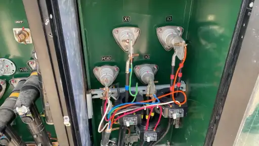 Detalle de cableado y bornes en gabinete