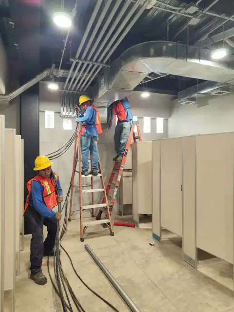 Personal instalando cableado y conduit en obra