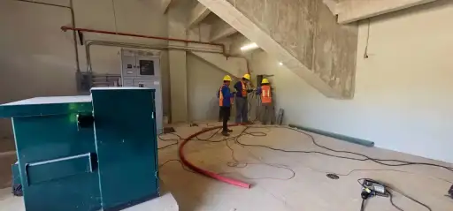 Cuarto técnico con tableros y cableado en instalación