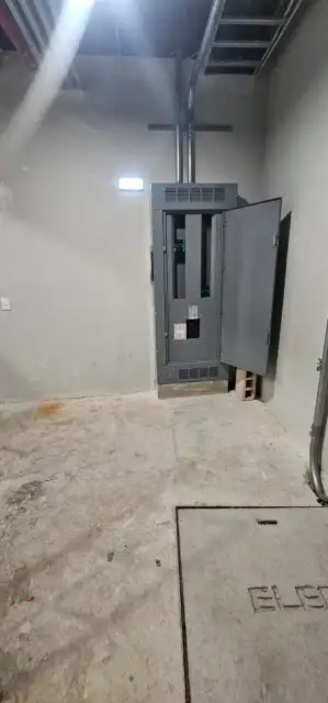 Detalle de panel y componentes eléctricos