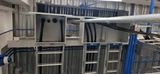 Cajas de paso y bandejas con cableado industrial