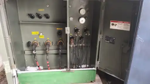 Interior de gabinete de transformador con terminales H1–H3