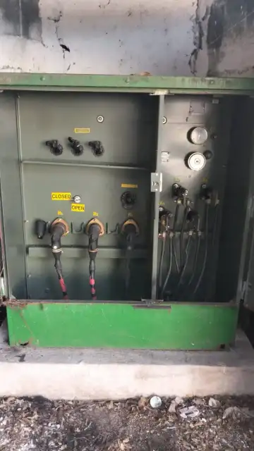 Gabinete de transformador abierto con conexiones H1–H3 y X1–X3