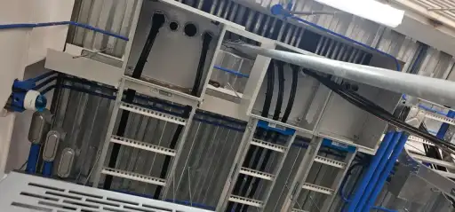 Instalación de cajas de paso, conduit y bandejas