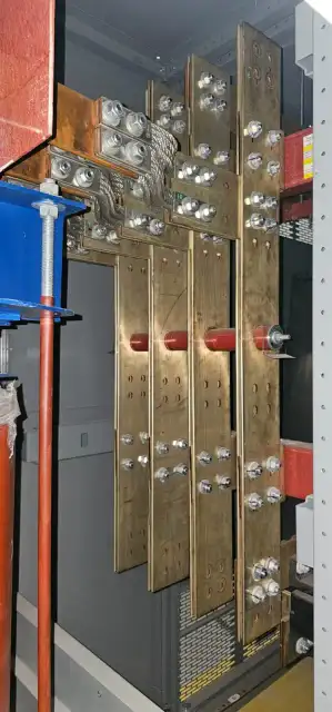 Detalle de busbars y conexiones de potencia
