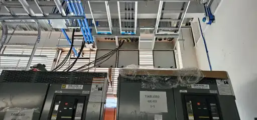 Tableros Square D Schneider Electric con canalización superior