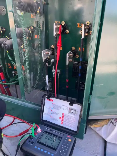 Prueba de aislamiento con megóhmetro en transformador